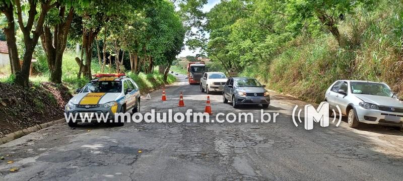 Batida entre carro e caminhão deixa uma pessoa ferida...