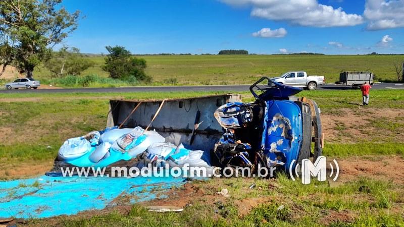 Imagem 1 do post Caminhão carregado com adubo tomba e motorista fica ferido no trevo da BR-365 com MG-230 em Patrocínio