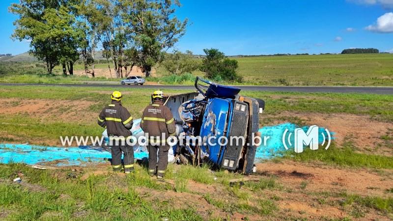 Caminhão carregado com adubo tomba e motorista fica ferido no trevo da BR-365 com MG-230 em Patrocínio