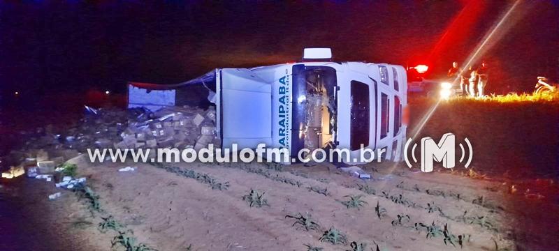 Carreta com água de coco tomba na MGC-462 e...