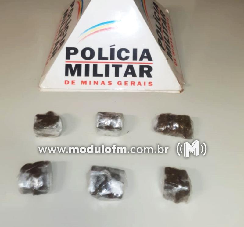 Casal é preso por tráfico de drogas no bairro...