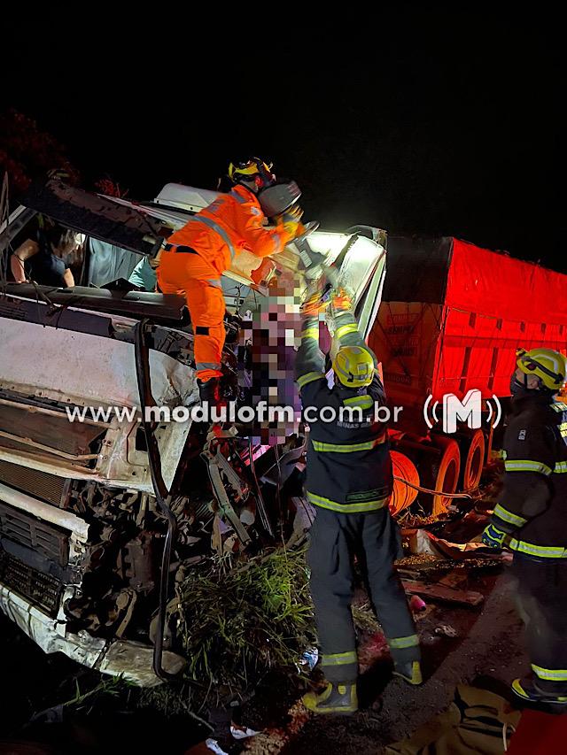 Imagem 1 do post ATUALIZADA: Motorista morre após ser retirado das ferragens em acidente evolvendo duas carretas na MG-230