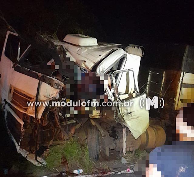 ATUALIZADA: Motorista morre após ser retirado das ferragens em...