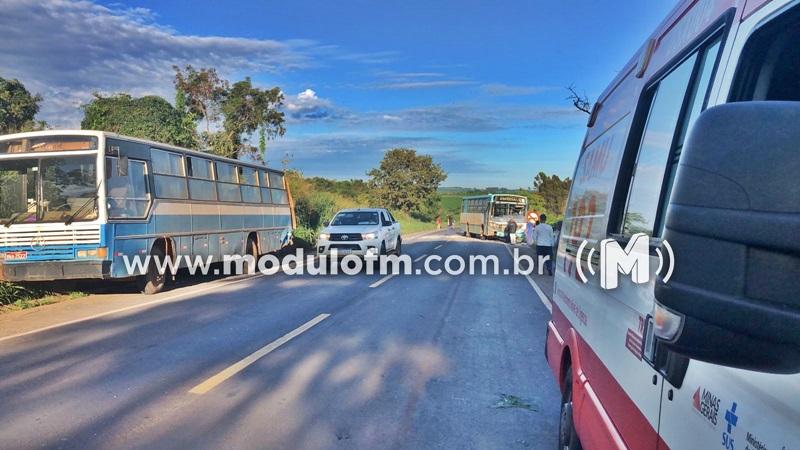 Colisão entre dois ônibus deixa mulher ferida na MG-230
