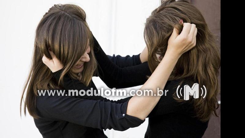 Fofoca termina em chutes, socos e puxões de cabelo...