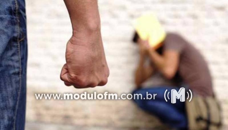 Funcionário é agredido por colegas de trabalho em fábrica...