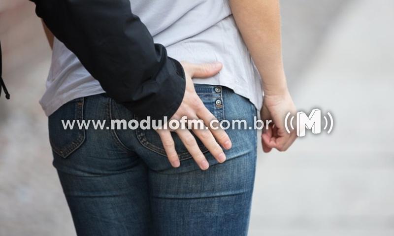 Funcionário é preso após passar a mão nas nádegas...