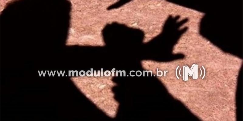 Homem agride idoso com cabo de vassoura após comerciante,...