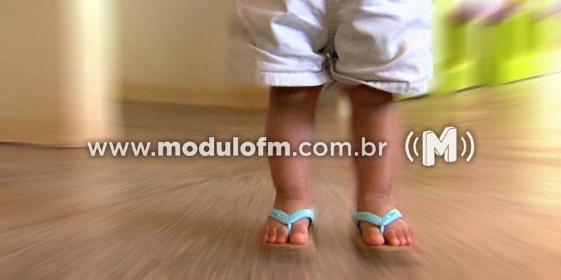 Mãe é contida por vizinhos após estrangular bebê de...