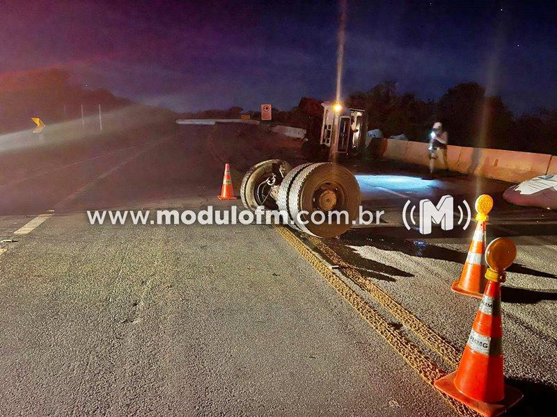 Imagem 2 do post Motorista perde o controle na curva e caminhão tomba na BR-146 em Serra do Salitre