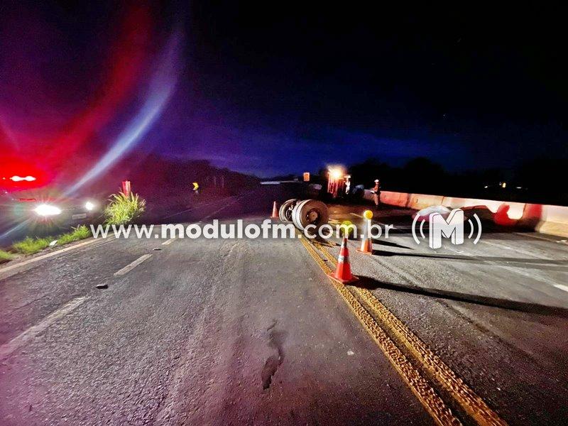 Motorista perde o controle na curva e caminhão tomba...