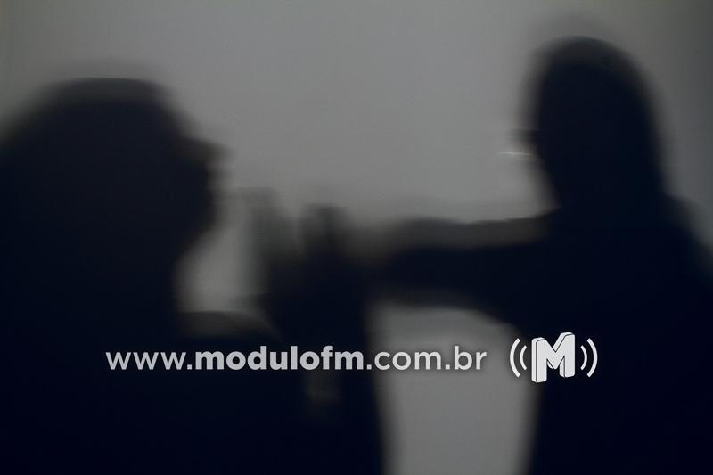 Mulher aciona PM após ser acordada com socos pelo companheiro
