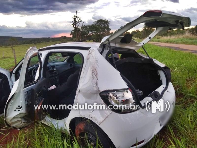 Mulher sai ilesa após carro capotar e parar às...