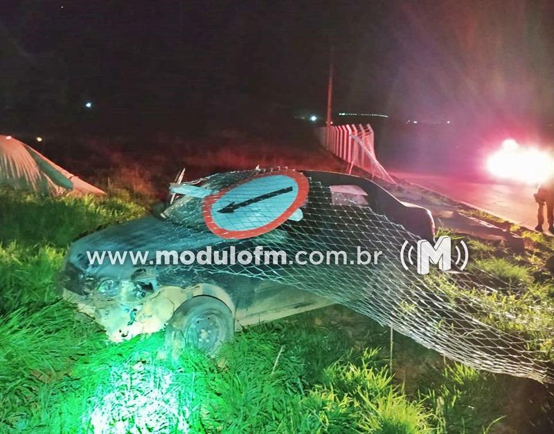 Veículo desgovernado bate em alambrado e deixa homem ferido...