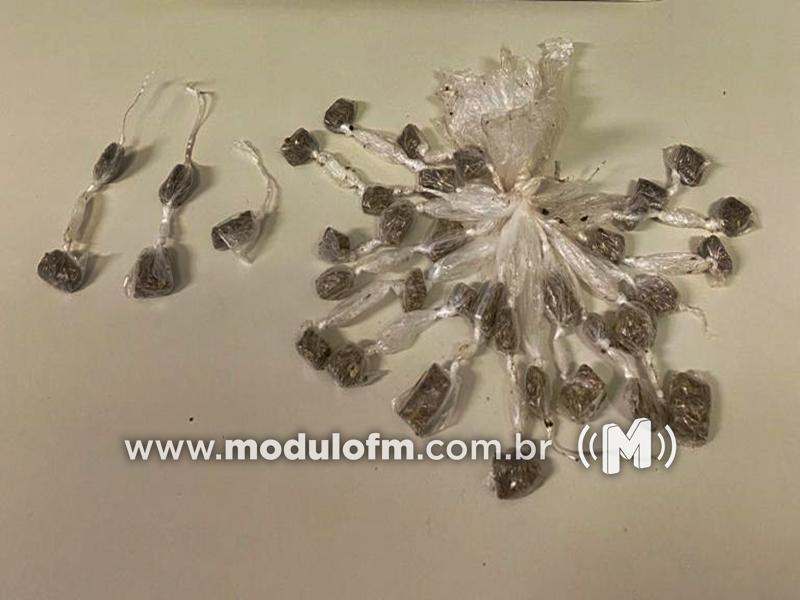 Adolescente é apreendido com drogas em lote no bairro...