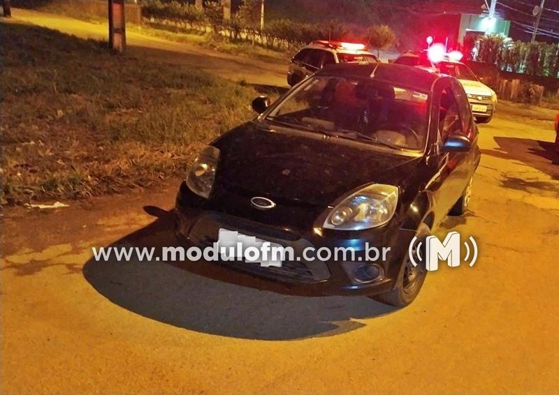 Após perseguição, polícia prende dois homens e apreende arma e munições