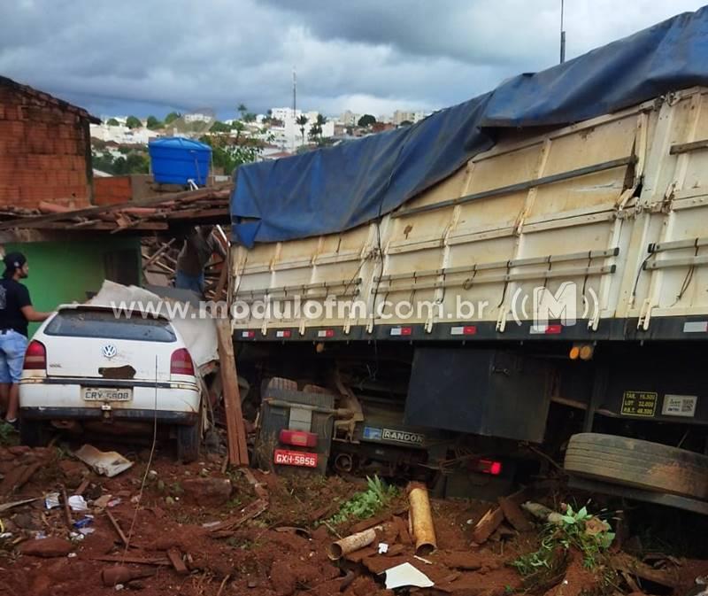 Carreta estacionada escapa marcha e invade casa em Coromandel