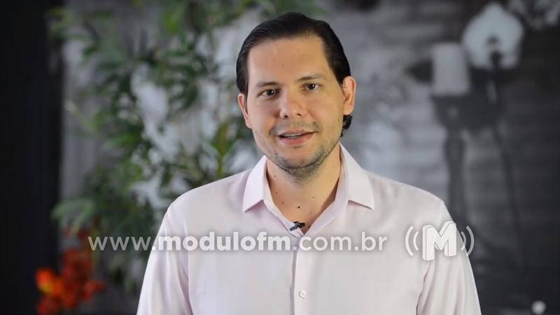 Carro com Gustavo Brasileiro aquaplana na BR-050 e bate...