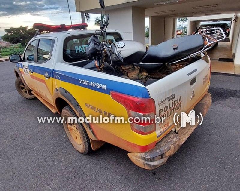 Dupla abandona motocicleta com chassi raspado e sem placa...