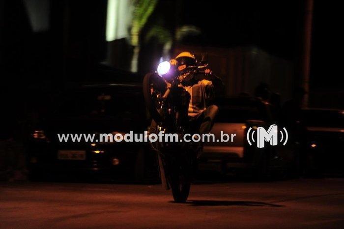 Flagrados empinando motos de frente a uma viatura da...