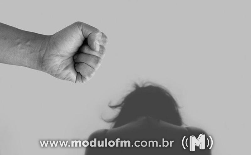 Homem agride companheira após ver mensagens de outro homem...