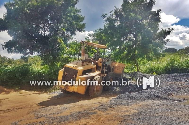 Homem bêbado furta retroescavadeira, bate em veículos e acaba...