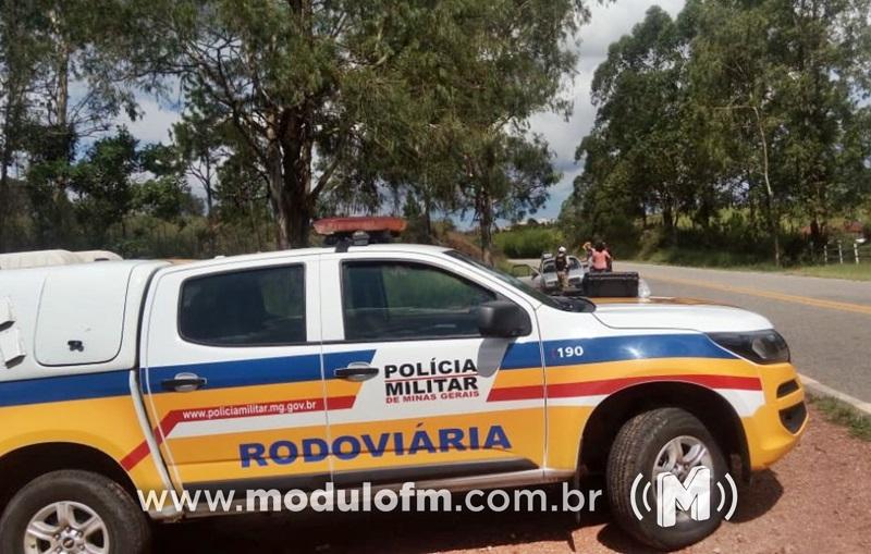 Motociclista bêbado, sem capacete e com garrafa de pinga tenta fugir da PM e acaba preso na MG-188 em Patrocínio