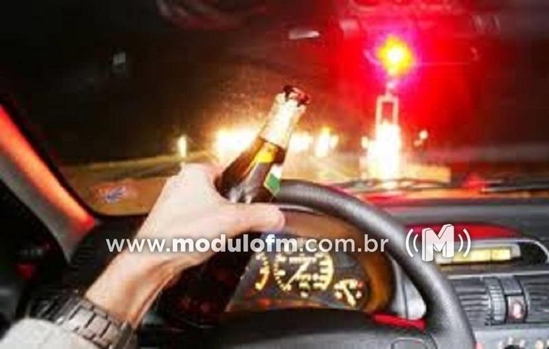 Motorista inabilitado é preso por embriaguez ao volante após chamar atenção de policiais