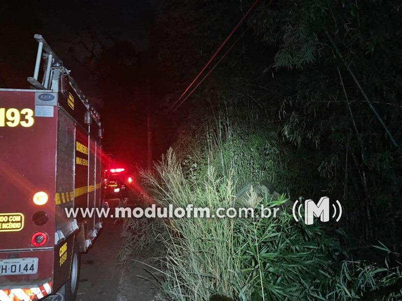 Motorista inabilitado fica ferido após colisão frontal em Patrocínio