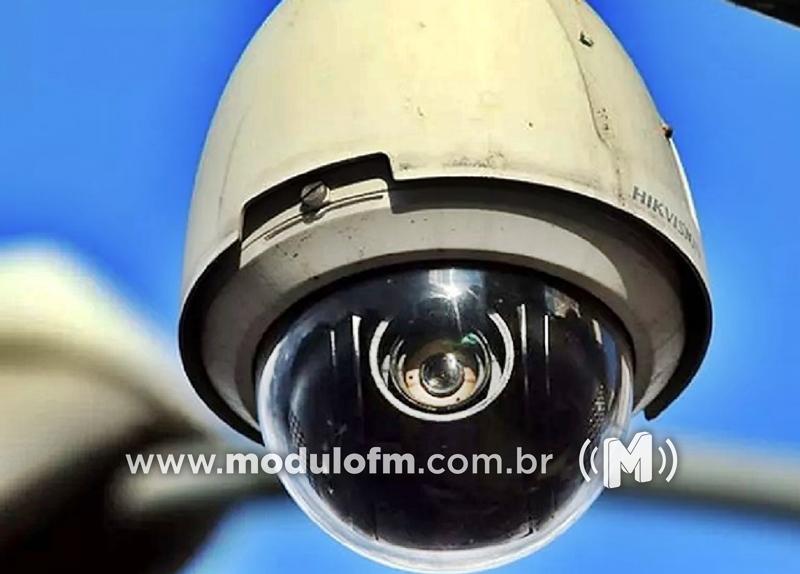 “Olho Vivo” flagra tráfico de drogas e jovens acabam presos no bairro Serra Negra