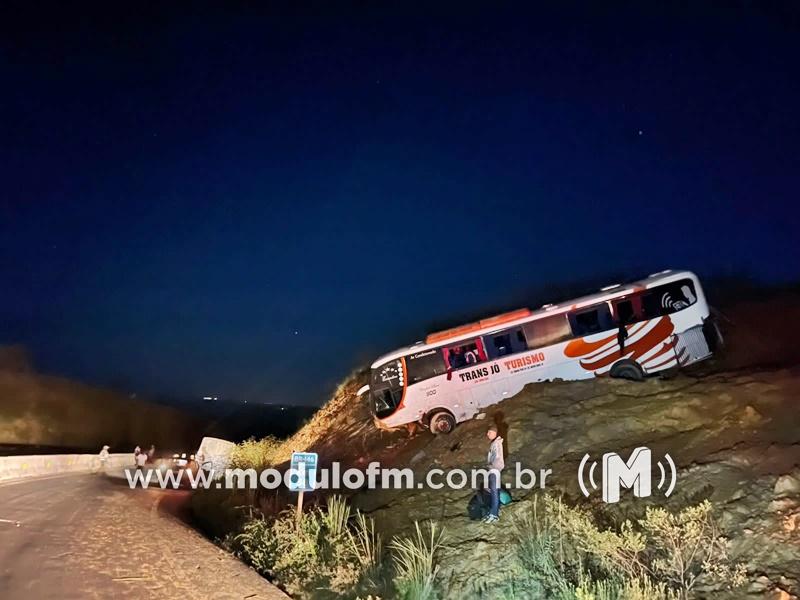 Ônibus com quase 40 passageiros fica pendurado em barranco e deixa feridos na BR-146 em Serra do Salitre