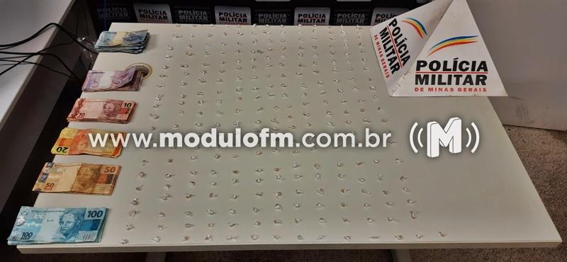 Polícia Militar apreende quase 300 pedras de crack em...