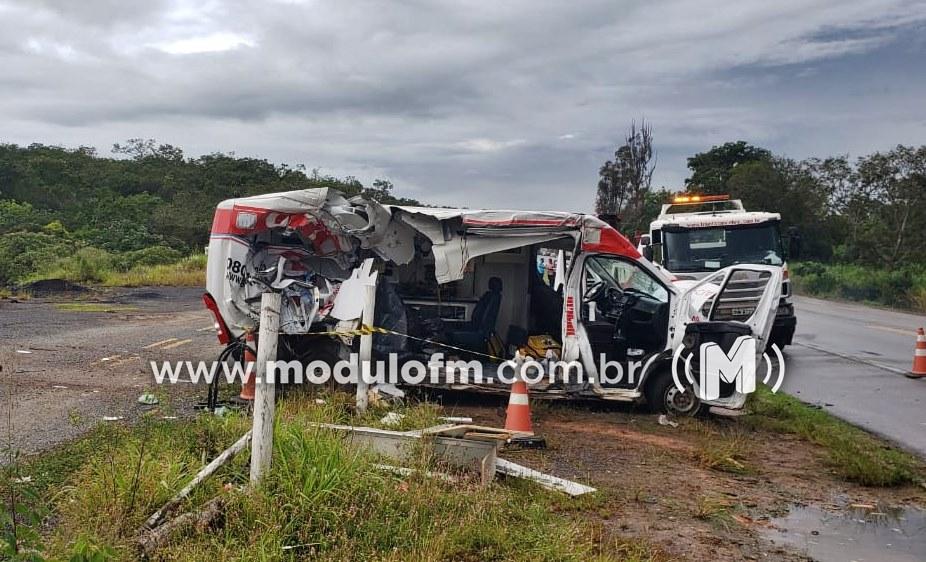 Imagem 1 do post Ambulância com placa de Patrocínio se envolve em acidente e paciente morre na BR-262