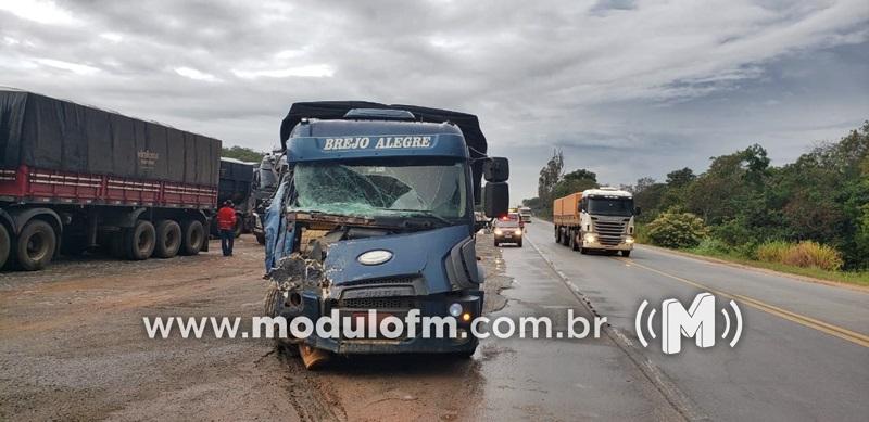 Imagem 4 do post Ambulância com placa de Patrocínio se envolve em acidente e paciente morre na BR-262