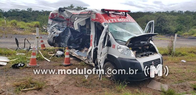 Imagem 2 do post Ambulância com placa de Patrocínio se envolve em acidente e paciente morre na BR-262