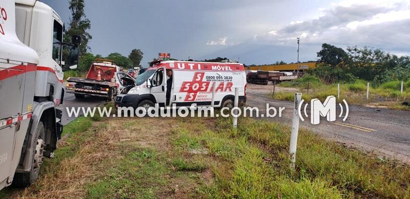 Ambulância com placa de Patrocínio se envolve em acidente...