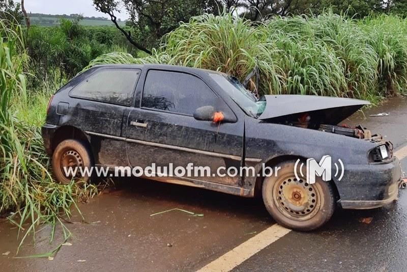 Imagem 1 do post Batida entre carro e carreta interdita BR-365, entre Patrocínio e Patos de Minas