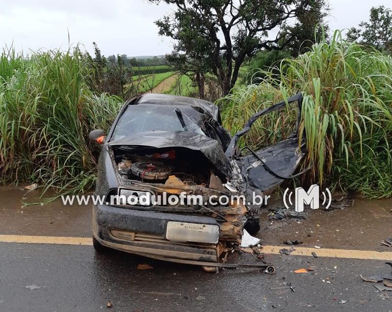 Imagem 3 do post Batida entre carro e carreta interdita BR-365, entre Patrocínio e Patos de Minas