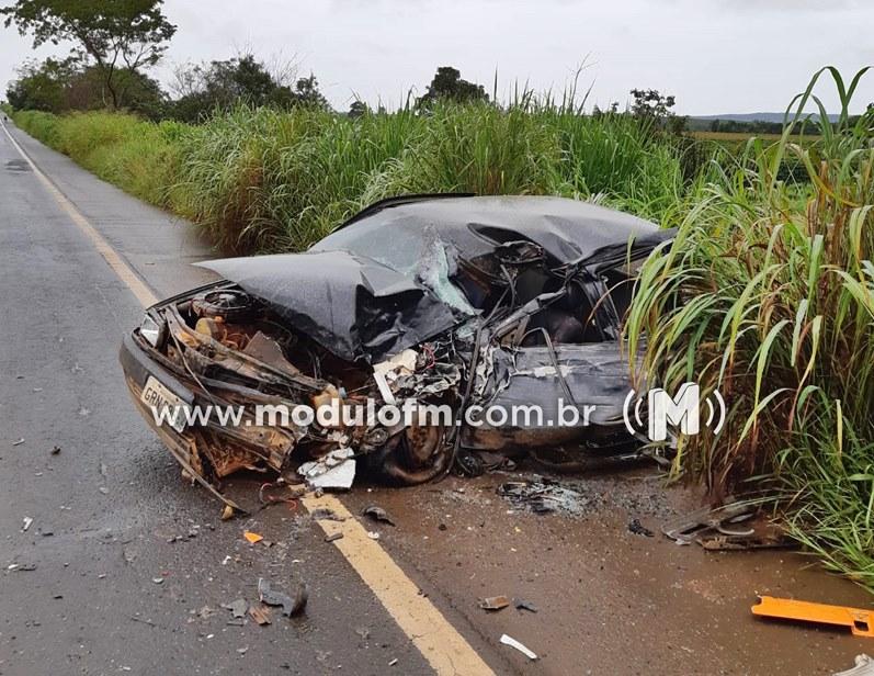 Imagem 4 do post Batida entre carro e carreta interdita BR-365, entre Patrocínio e Patos de Minas