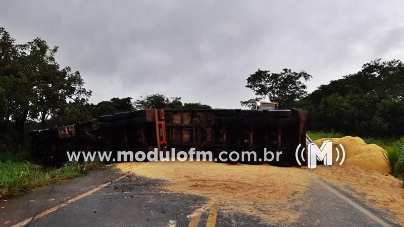 Imagem 2 do post Batida entre carro e carreta interdita BR-365, entre Patrocínio e Patos de Minas