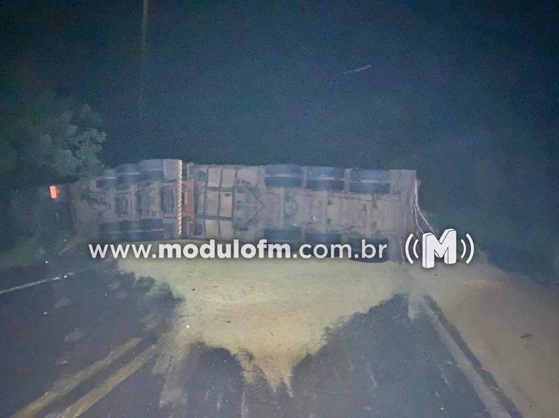 Batida entre carro e carreta interdita BR-365, entre Patrocínio...