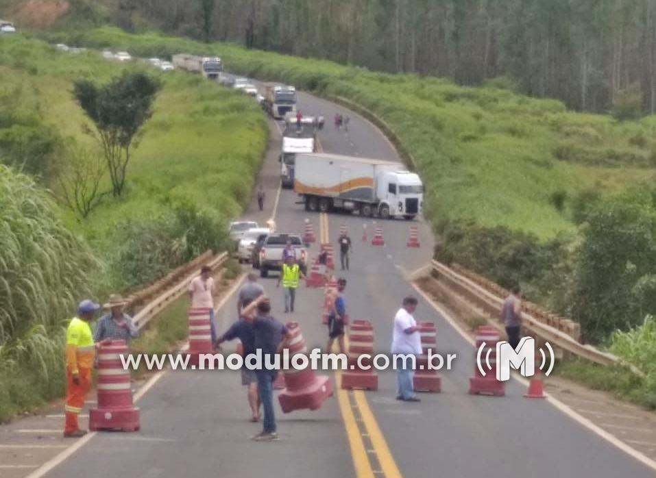 BR-365 continua interditada entre Patrocínio e Patos de Minas...