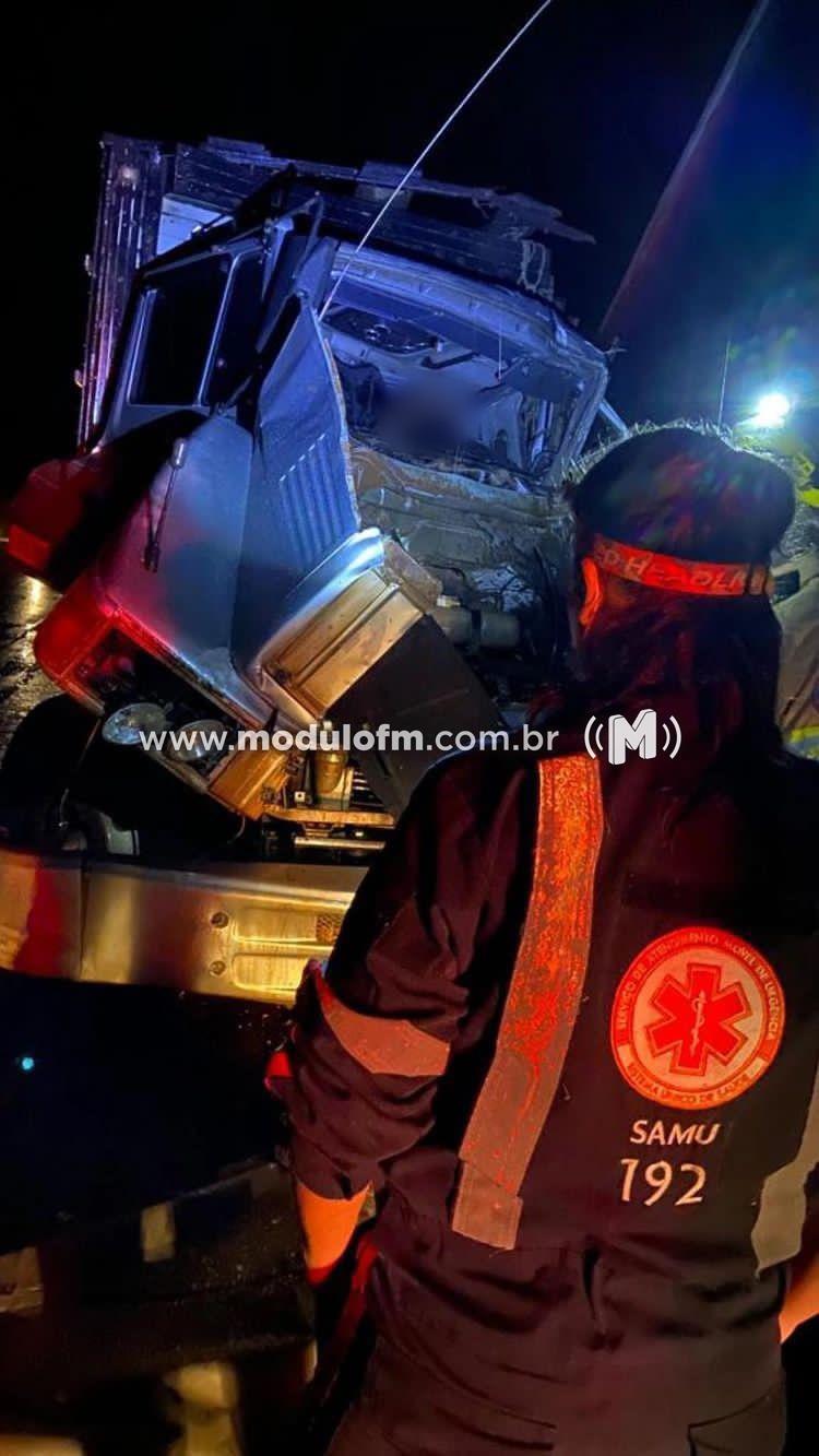 Imagem 1 do post Caminhoneiro morre após colisão frontal na BR-365 em Patrocínio