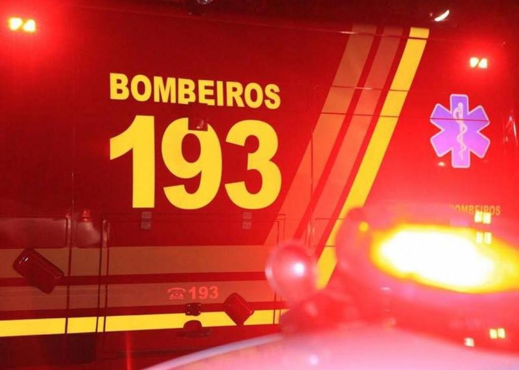 Criança prende dedo em peça de metal e é...