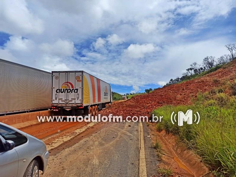 Deslizamento de terra interdita parcialmente a BR-146 entre Serra do Salitre e Catiara