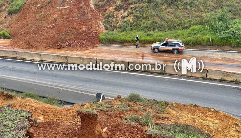Deslizamento de terra interdita parcialmente a BR-146 entre Serra...