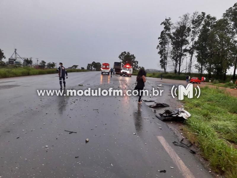 Imagem 1 do post Duas pessoas morrem após carreta bater em ônibus e pegar fogo na BR-365