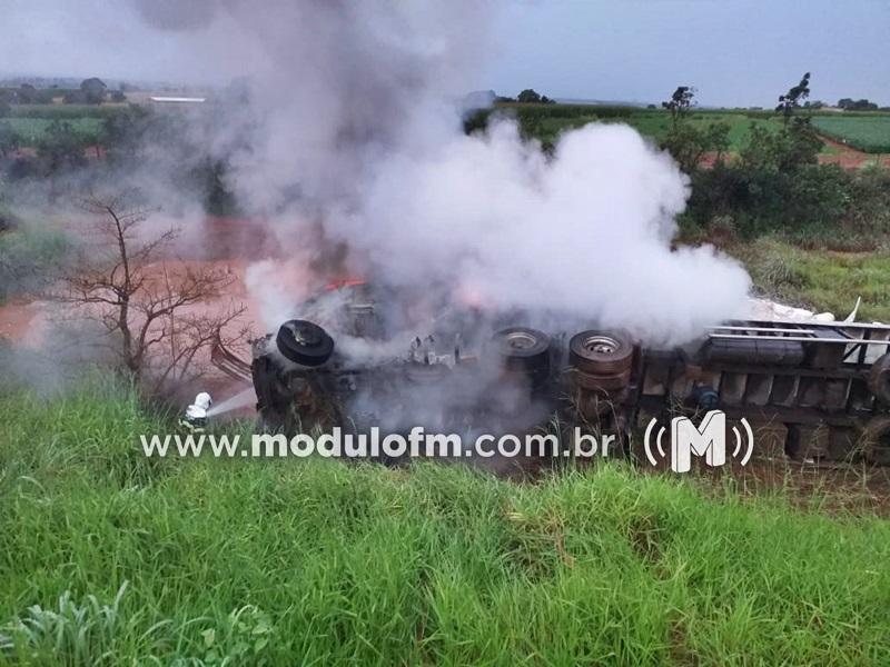 Imagem 5 do post Duas pessoas morrem após carreta bater em ônibus e pegar fogo na BR-365