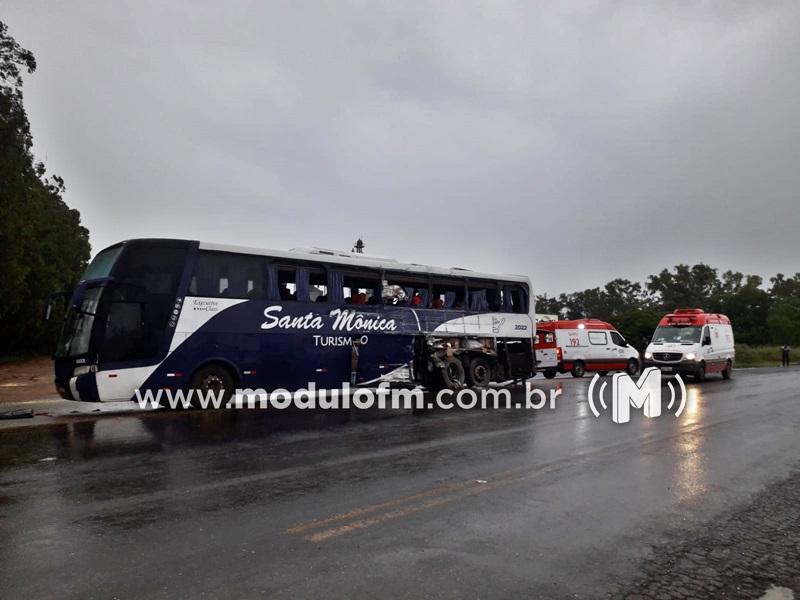 Imagem 2 do post Duas pessoas morrem após carreta bater em ônibus e pegar fogo na BR-365