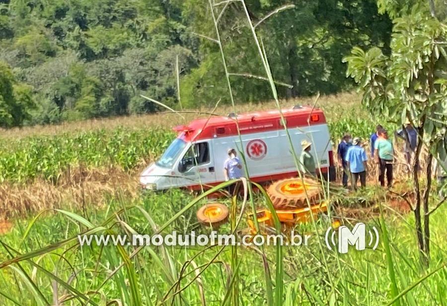 Homem morre após trator tombar e cair em cima...